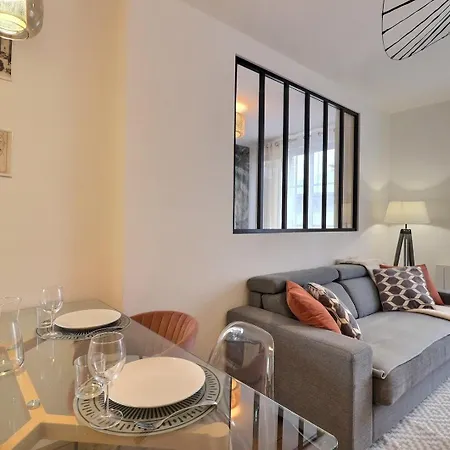 Le Cocon Des Halles * Ideal Couple / Amis Ou Solo * Wifi * Elegance * Pieds Des Halles * 2 Lits شقة تروي