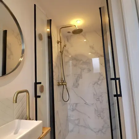 Le Cocon Des Halles * Ideal Couple / Amis Ou Solo * Wifi * Elegance * Pieds Des Halles * 2 Lits تروي